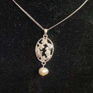 Elegant Silver Floral Pendant Necklace